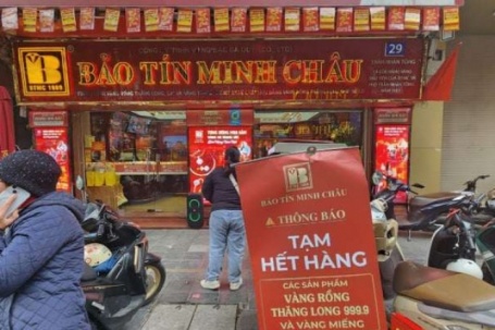 Giá vàng hôm nay mới nhất (24/1) lập thêm "đỉnh" mới: Người mua xếp hàng dài, nhà vàng dừng bán sớm