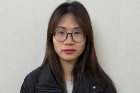 Nữ nhân viên ngân hàng rút ruột thẻ tín dụng của 39 khách hàng