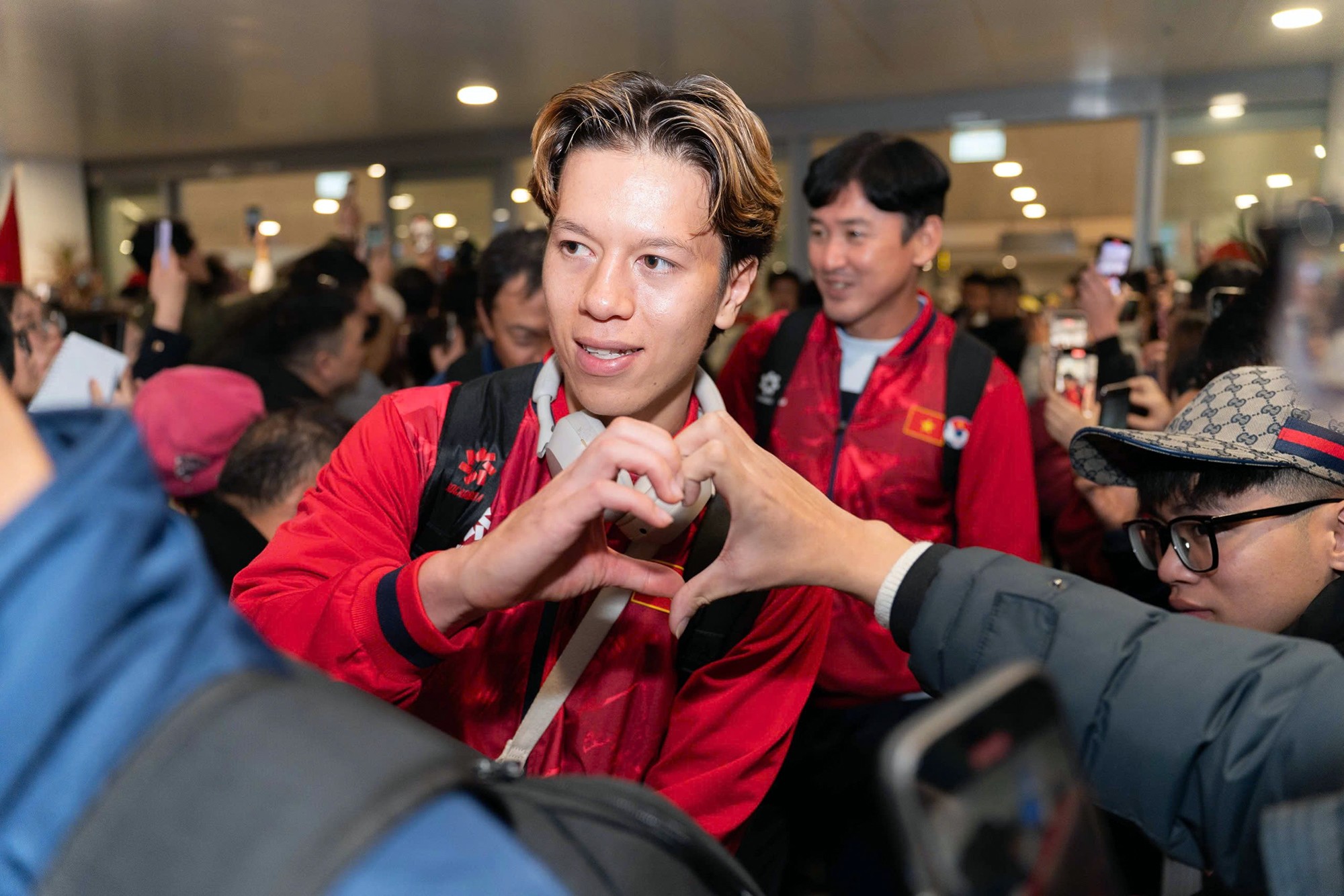 Cầu thủ Việt kiều VIktor Lê nhận được sự chào đón của các cổ động viên nước nhà.