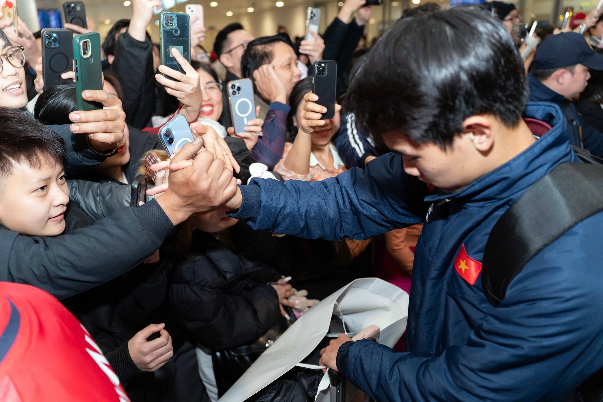 Ngôi sao Đình Bắc vui vẻ ký tặng người hâm mộ.