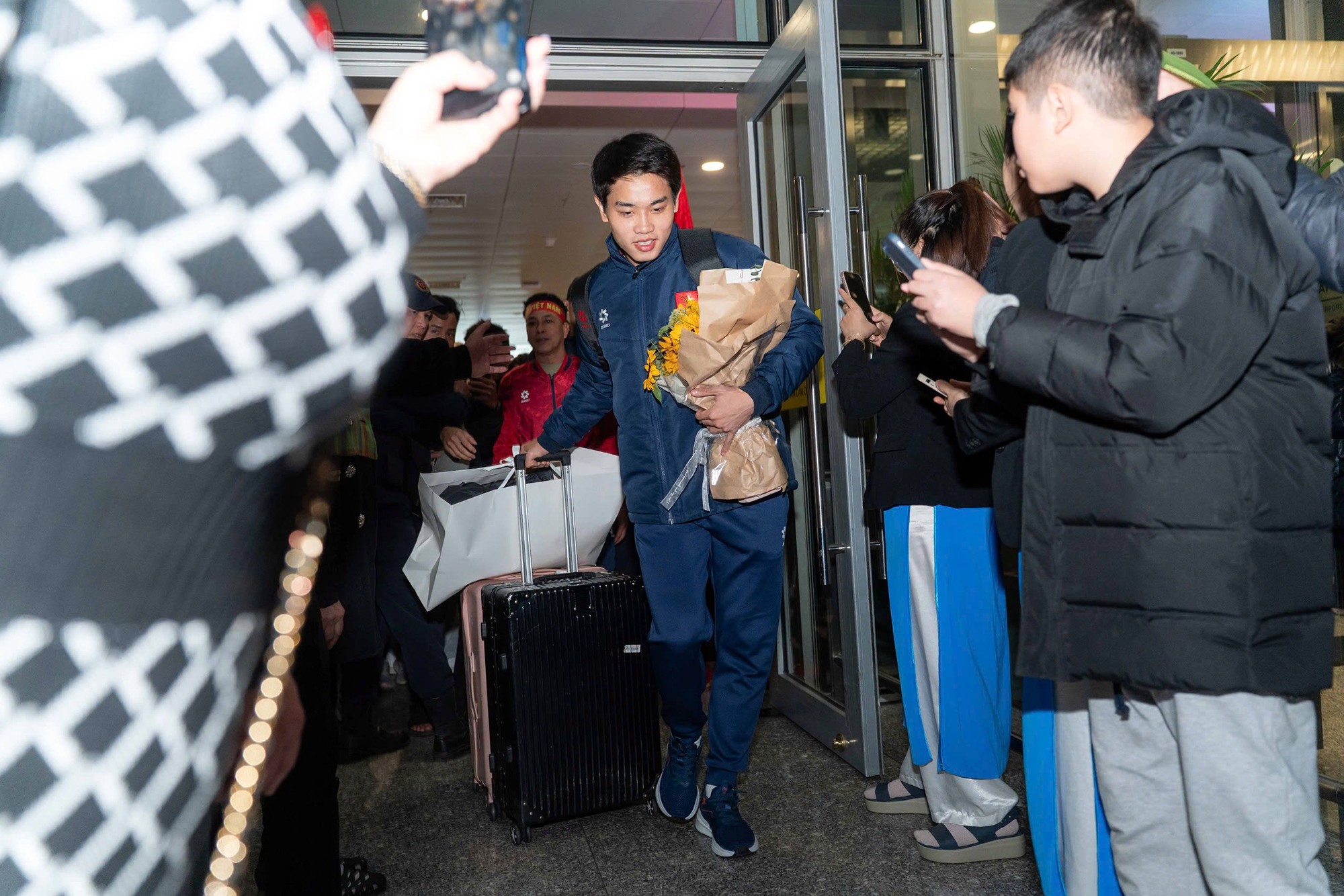 Nhóm đầu tiên&nbsp;của U23 Việt Nam về nước&nbsp;sớm gồm Phó Chủ tịch VFF Trần Anh Tú, Trưởng phòng các ĐTQG VFF&nbsp;Đoàn Anh Tuấn, HLV trưởng Kim Sang Sik, một số trợ lý cùng đại đa số các cầu thủ. Sau nhiều thời gian chờ đợi, Đình Bắc bước ra trong bầu không khí náo nhiệt ở Nội Bài.