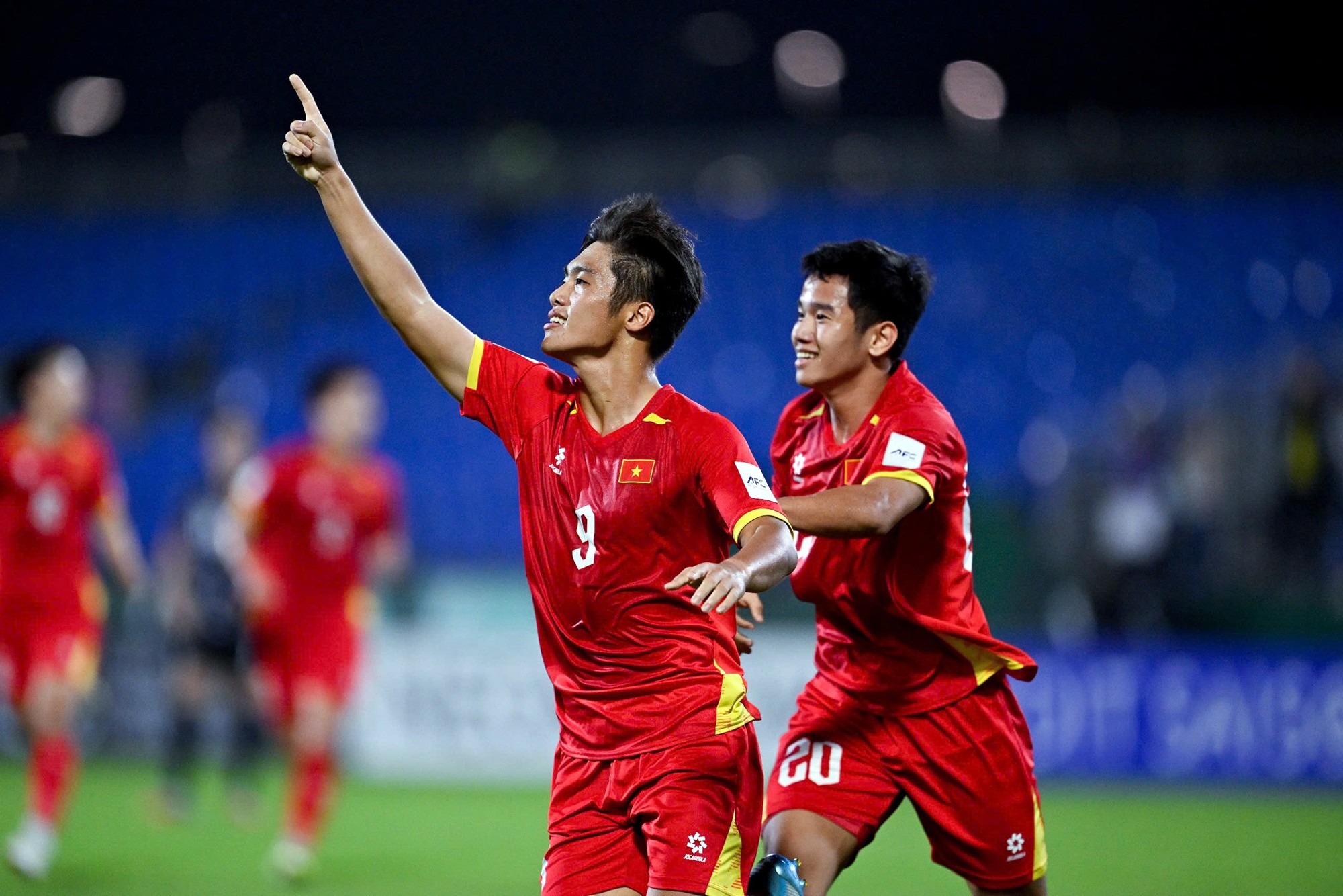 Quốc Việt tỏa sáng với bàn mở tỉ số cho U23 Việt Nam ở phút 30 sau đường kiến tạo của Đình Bắc.