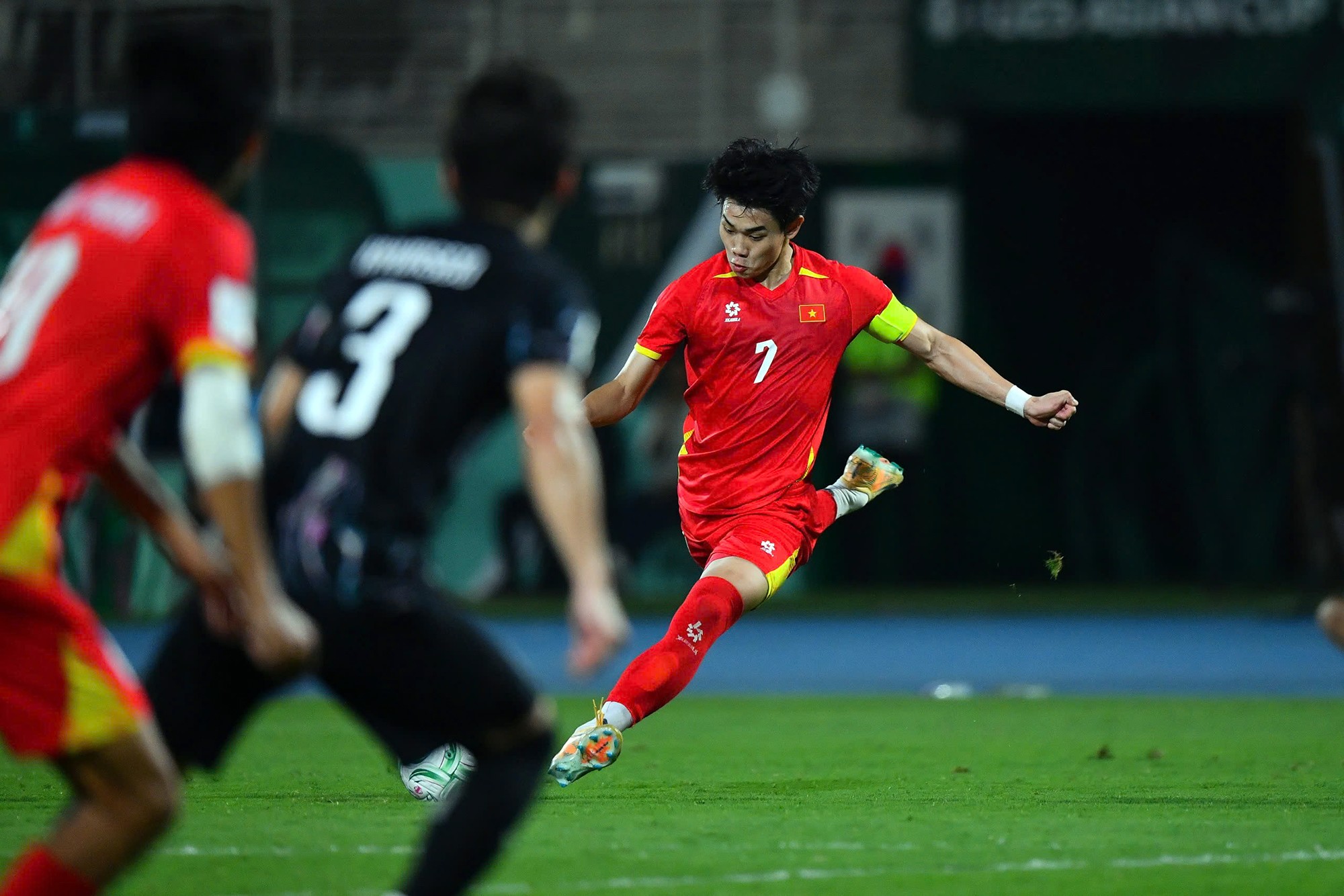 Sang hiệp hai, Đình Bắc tiếp tục tỏa sáng với siêu phẩm đá phạt giúp U23 Việt Nam vươn lên dẫn 2-1.