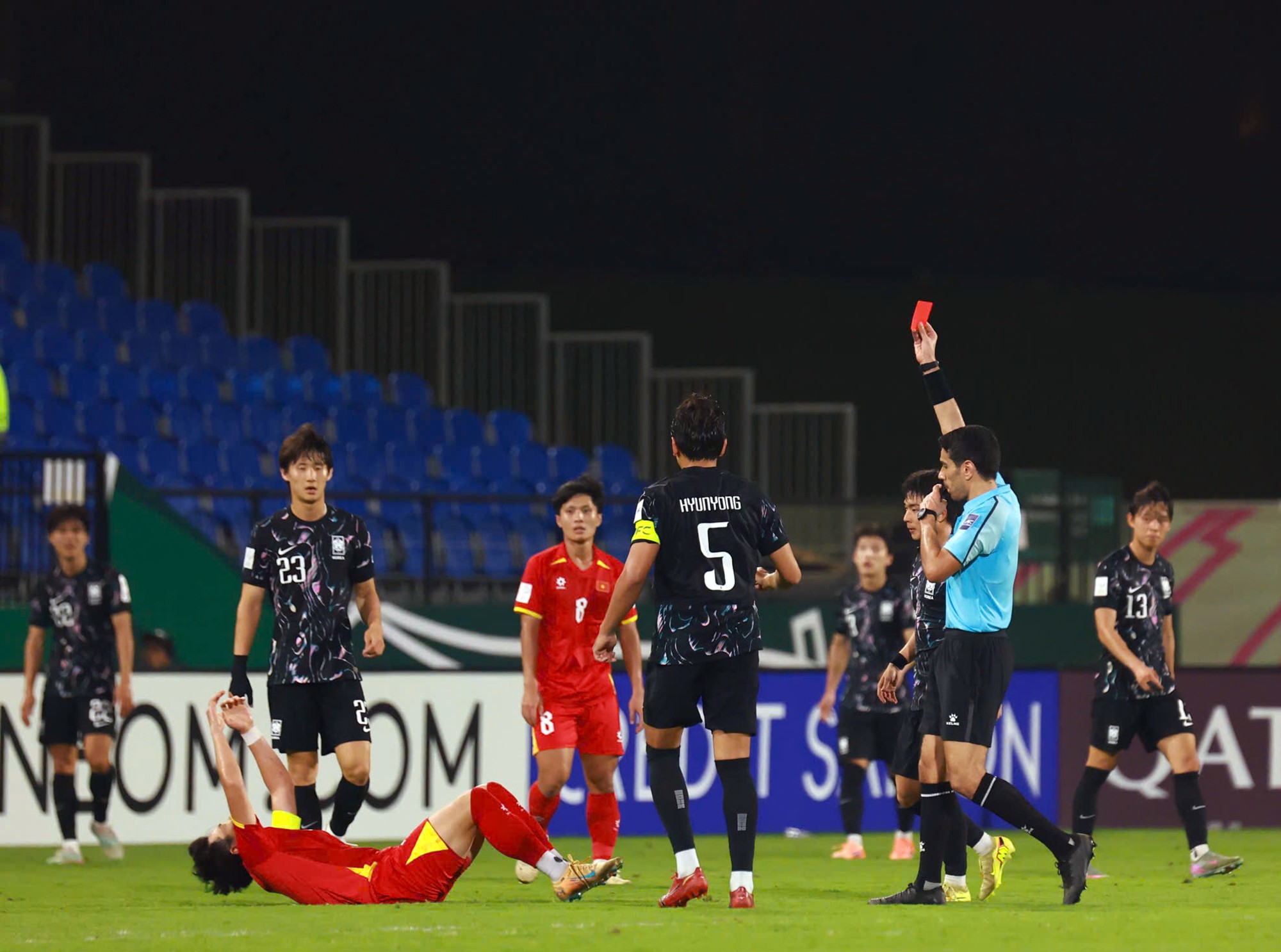 Nhưng ít phút sau, Đình Bắc lại phải nhận thẻ đỏ trực tiếp sau pha vào bóng với cầu thủ U23 Hàn Quốc, khiến đội nhà rơi vào thế chơi thiếu người và bị gỡ hòa ở những giây cuối cùng.