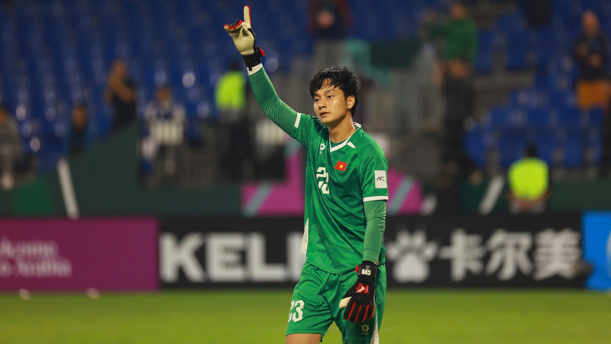 Cầm hòa 2-2 sau 120 phút, U23 Việt Nam khiến hàng triệu người hâm mộ ở quê nhà vỡ òa khi tiếp tục vượt qua U23 Hàn Quốc ở loạt luân lưu cân não với tỉ số chung cuộc 7-6, sau màn tỏa sáng của thủ môn Cao Văn Bình.