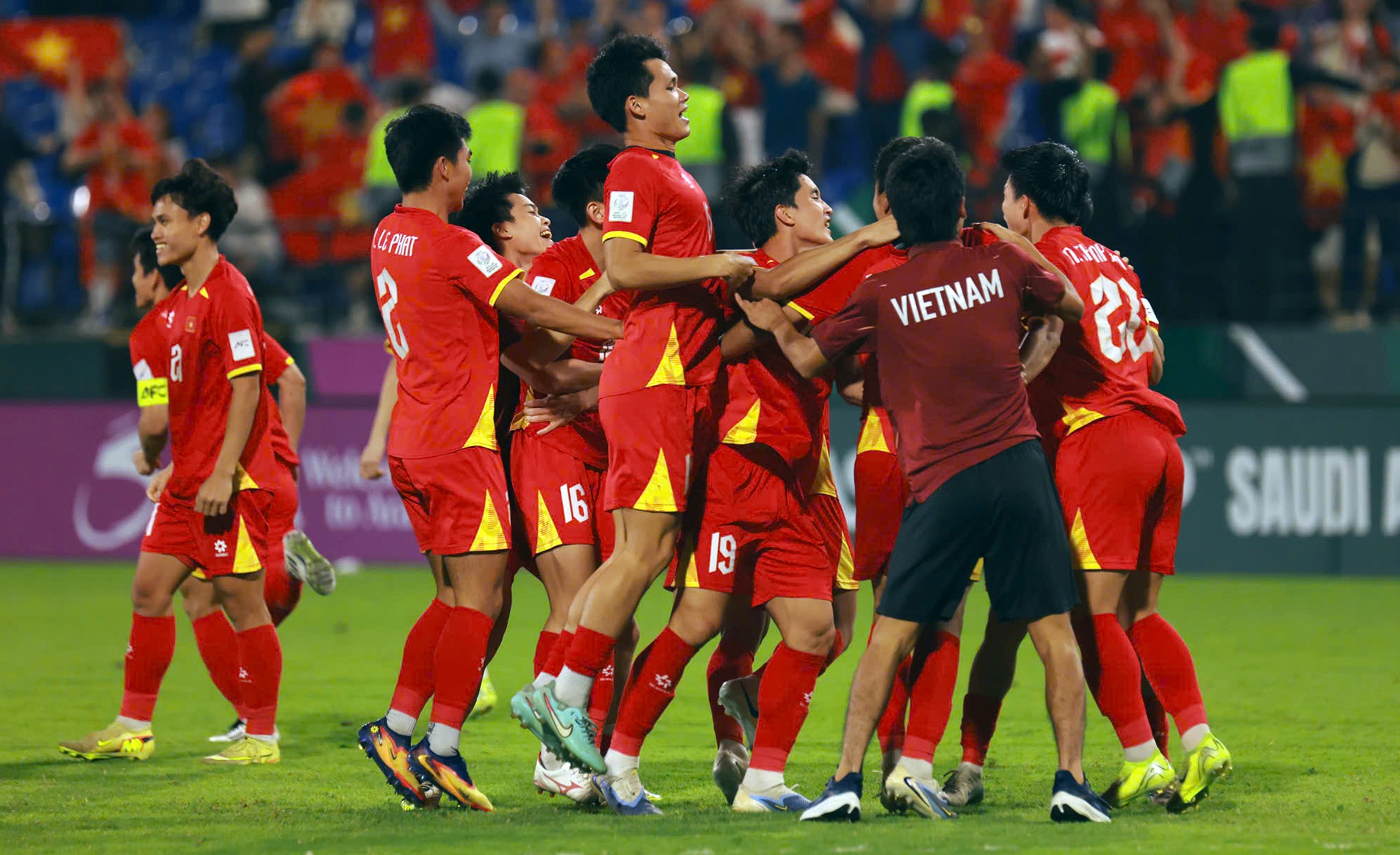 Các chiến binh U23 Việt Nam vỡ òa ăn mừng "chiến tích" đánh bại U23 Hàn Quốc để giành hạng ba chung cuộc tại U23 châu Á 2026, chiến quả không thể xứng đáng&nbsp;hơn với thầy trò HLV Kim Sang Sik.