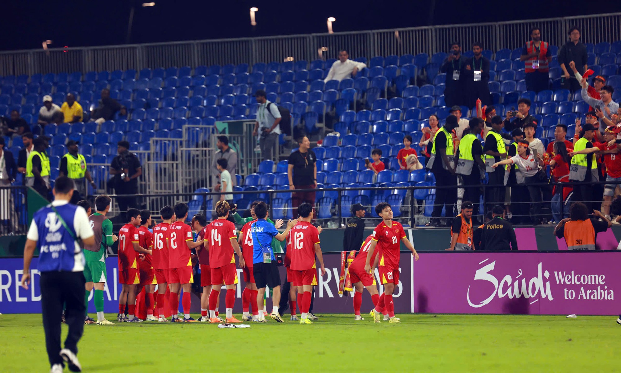 U23 Việt Nam chia vui với số ít người hâm mộ có mặt trên sân.