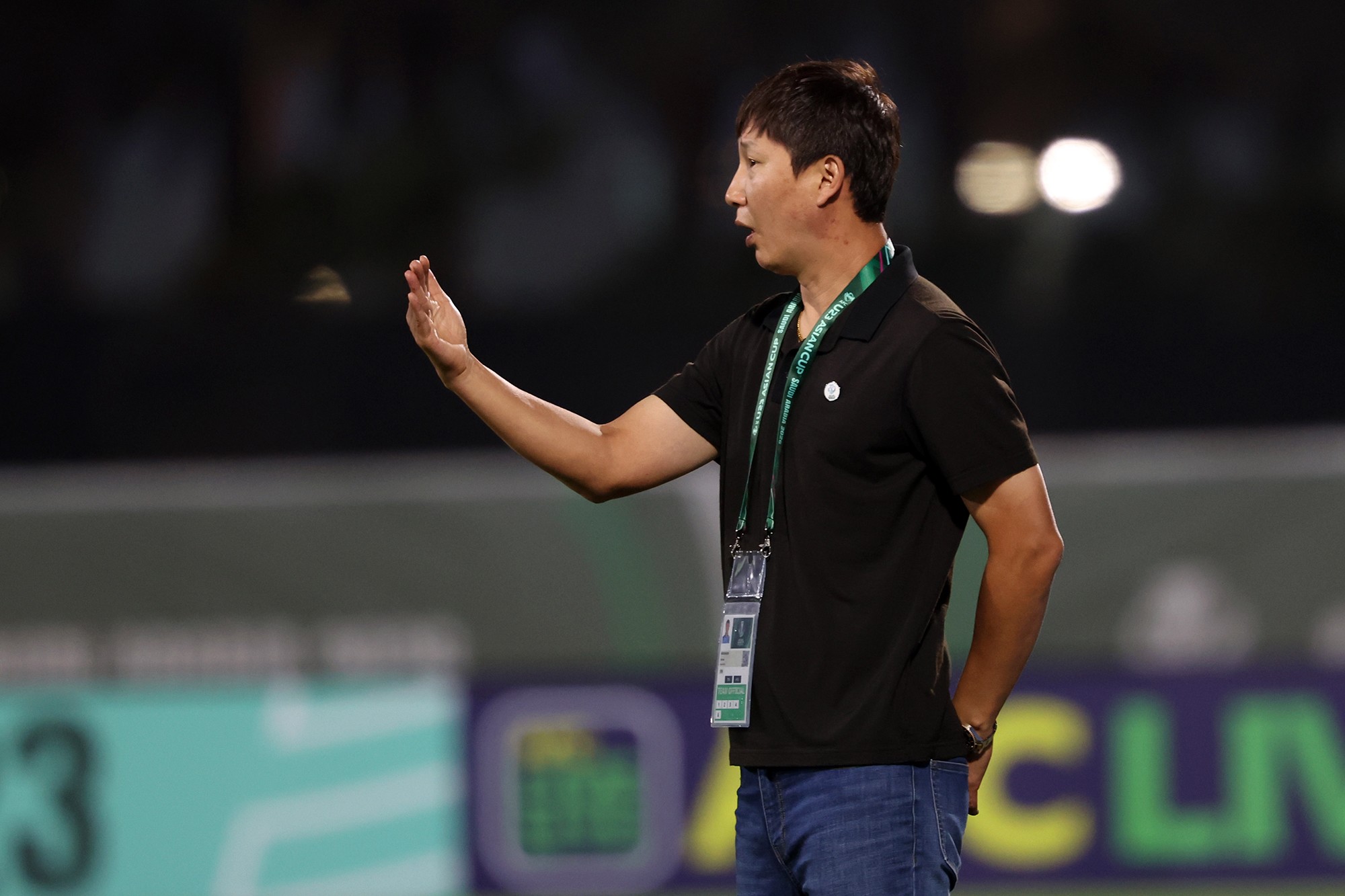 HLV Kim Sang Sik liên tục đưa ra chỉ đạo với các học trò từ ngoài đường biên. Qua sóng truyền hình, người hâm mộ có thể nghe rõ chỉ đạo về di chuyển đội hình, kèm người từ thầy Kim và đội ngũ ban huấn luyện U23 Việt Nam.