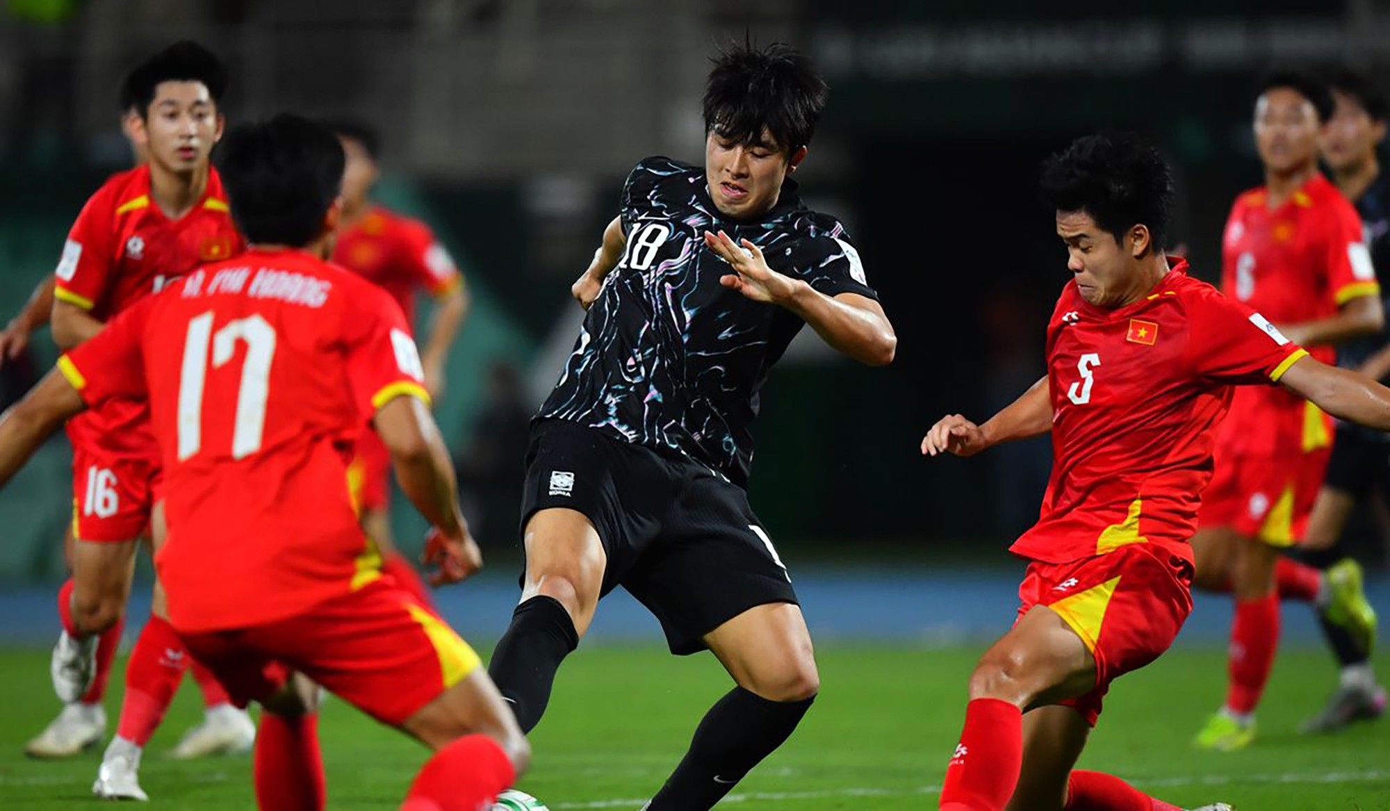 Chơi thiếu người, các cầu thủ U23 Việt Nam phải gồng mình chống đỡ các đợt tấn công của U23 Hàn Quốc.