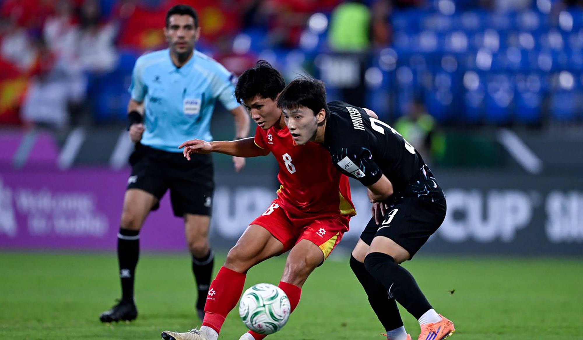 Ở hàng tiền vệ, Nguyễn Thái Quốc cường cũng chơi đầy nỗ lực khi Thái Sơn phải ra nghỉ vì quá tải.