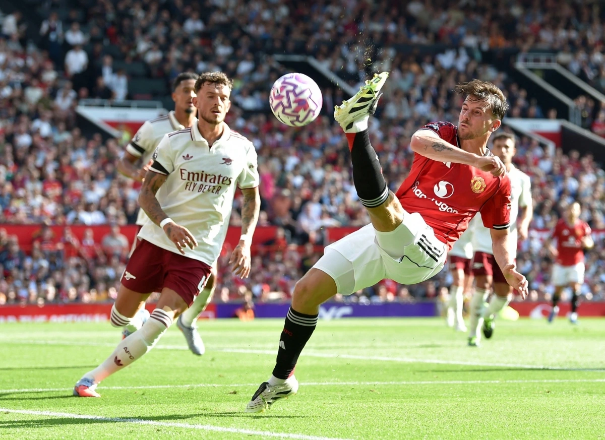 MU (áo đỏ) nỗ lực ngăn chặn Arsenal