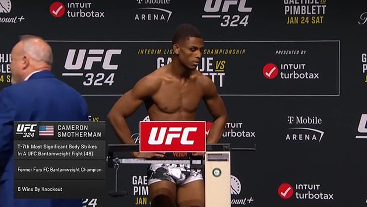 Smotherman thực hiện kiểm tra cân nặng trước trận đấu với&nbsp;Turcios