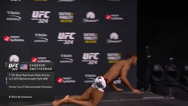 Kinh hoàng võ sĩ UFC gục ngã ngay trên sóng truyền hình, trận đấu buộc phải hủy - 2