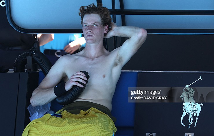 Jannik Sinner gặp khó khăn khi nhiệt độ lên tới gần 40°C tại Melbourne Park