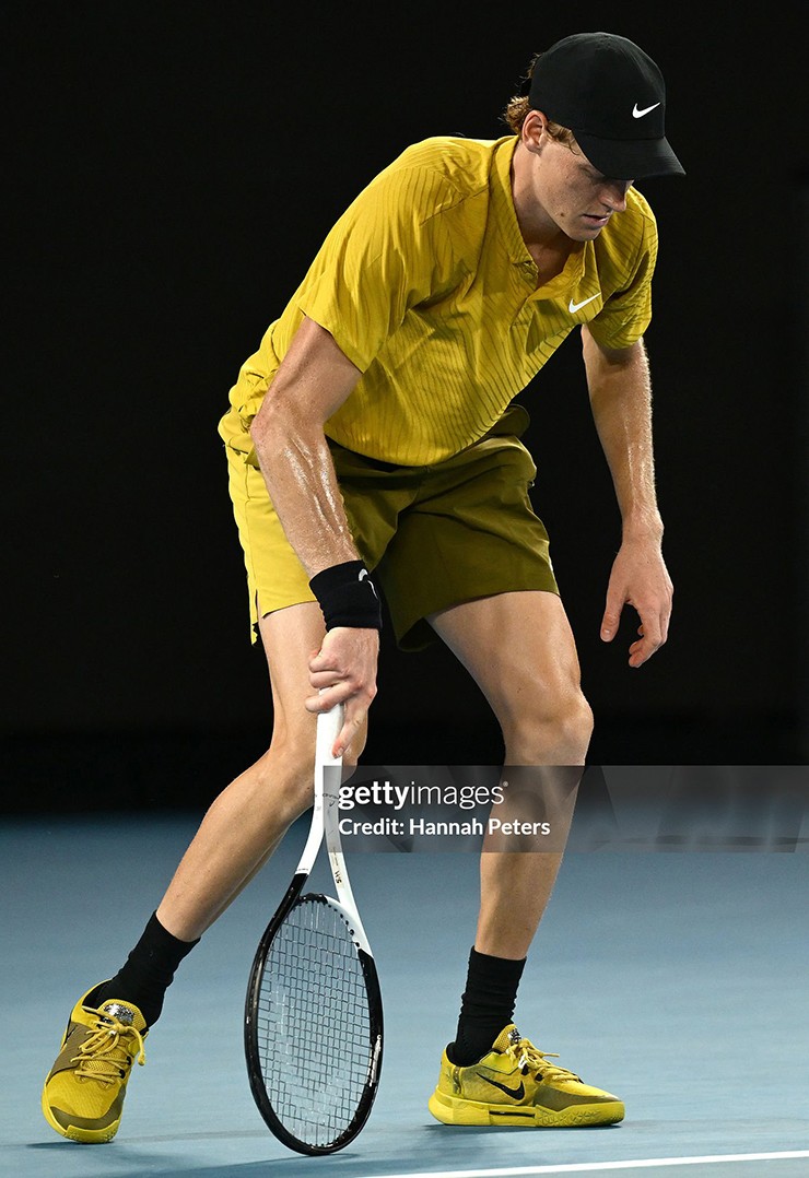 &nbsp;Sinner bị chuột rút và không thể đi lại bình thường