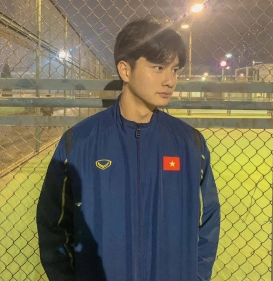 Ngoài sân cỏ, gu ăn mặc của chàng trai 21 tuổi cũng rất giản dị: áo thun rộng, quần short, đồ tập luyện hoặc trang phục thể thao của SLNA.