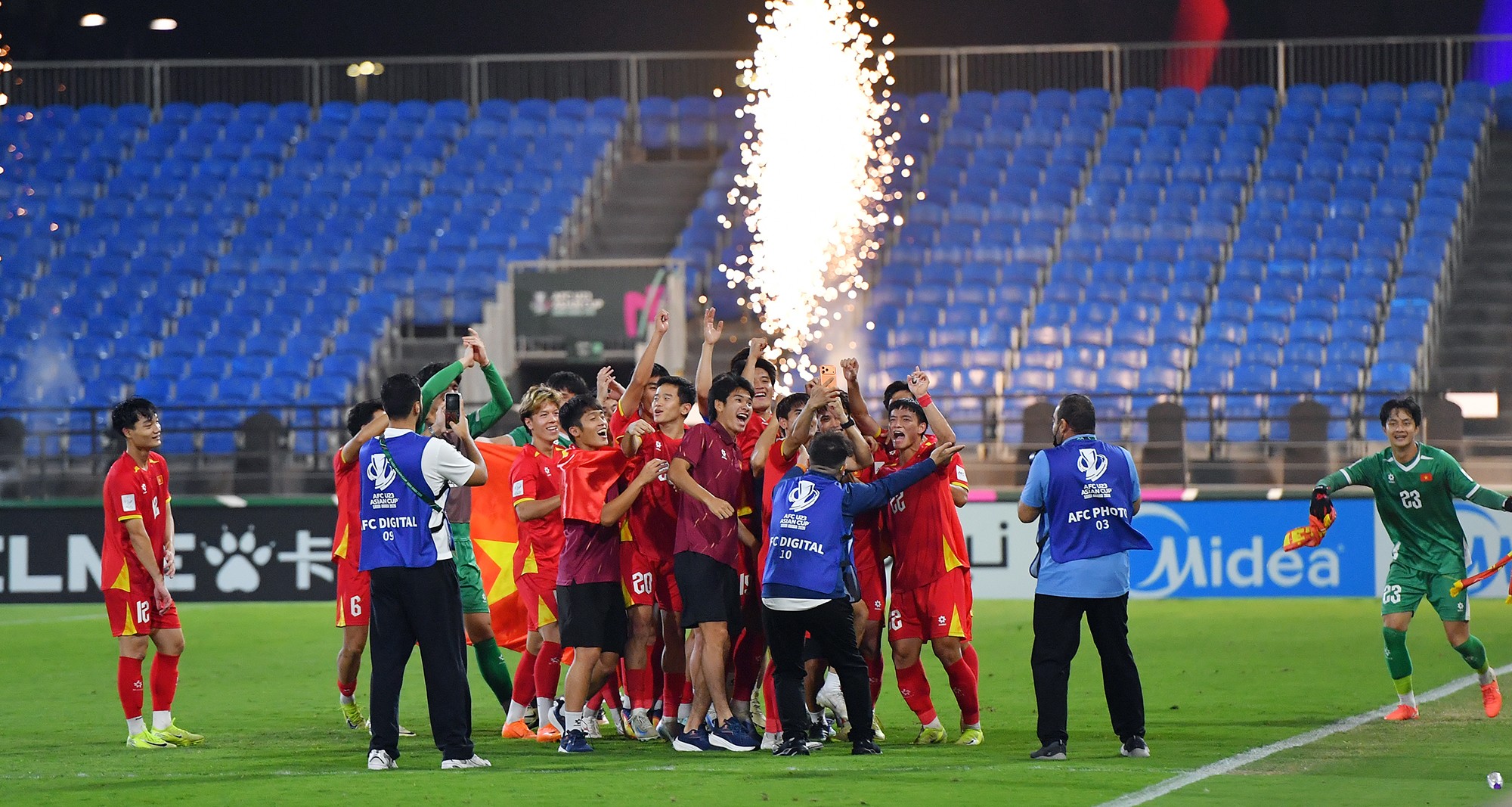 Các học trò của HLV Kim Sang Sik mở hội khi đánh bại U23 Hàn Quốc chỉ với 10 người trên sân sau khi Đình Bắc nhận thẻ đỏ ở cuối hiệp hai.