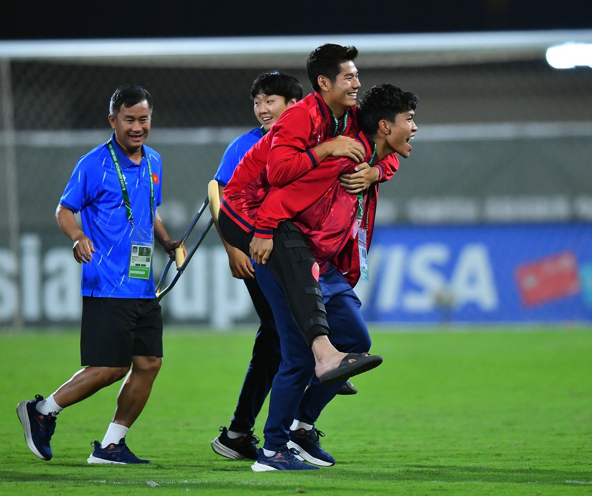 Trong giây phút ngất ngây ấy, Lý Đức đã cõng Hiểu Minh xuống sân để ăn mừng cùng toàn đội.&nbsp;