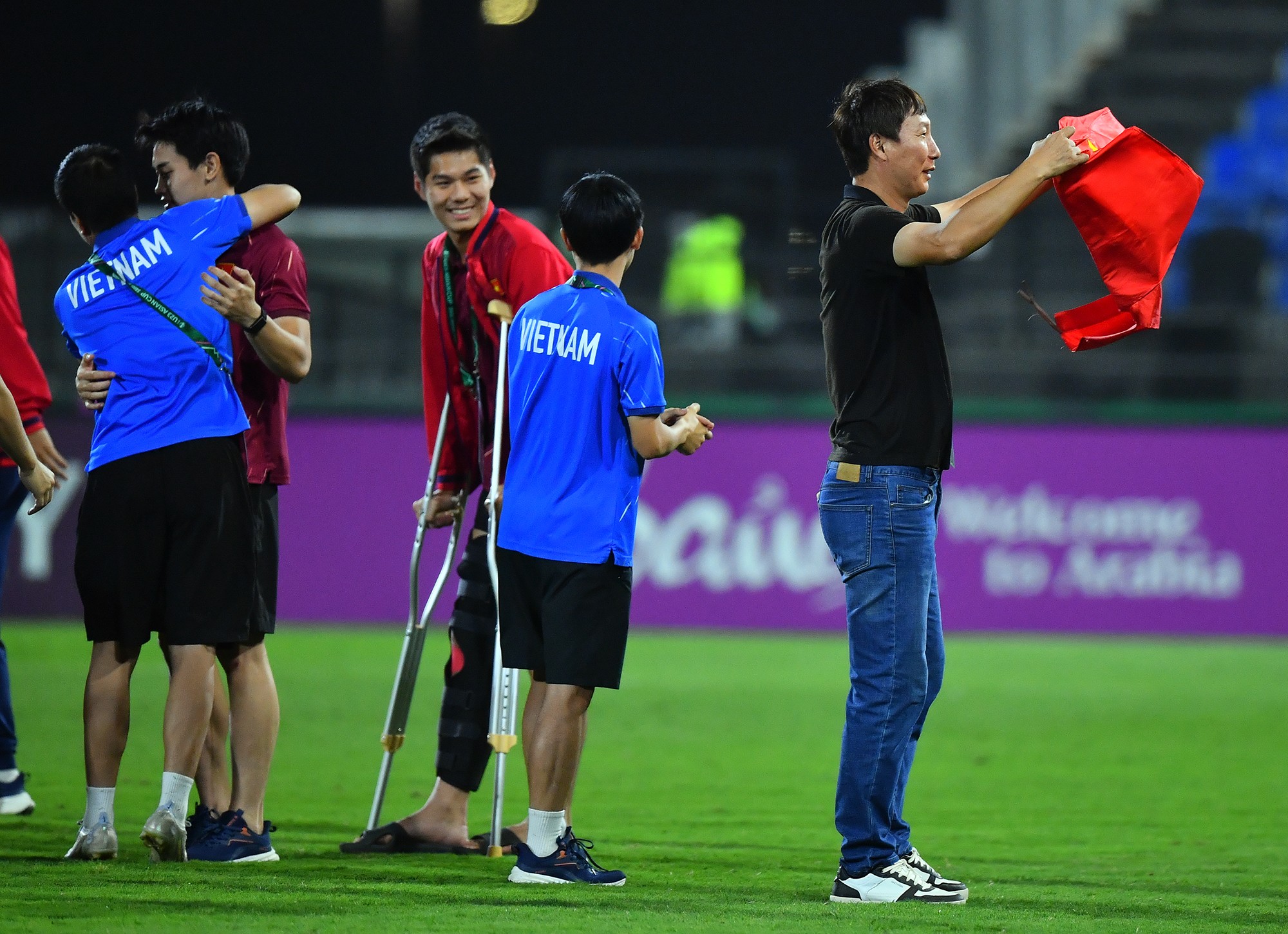 Hiểu Minh chống nạng và cười tươi khi các đồng đội đã chiến đâu như những chiến binh thực thụ để giành tấm huy chương đồng quý giá.