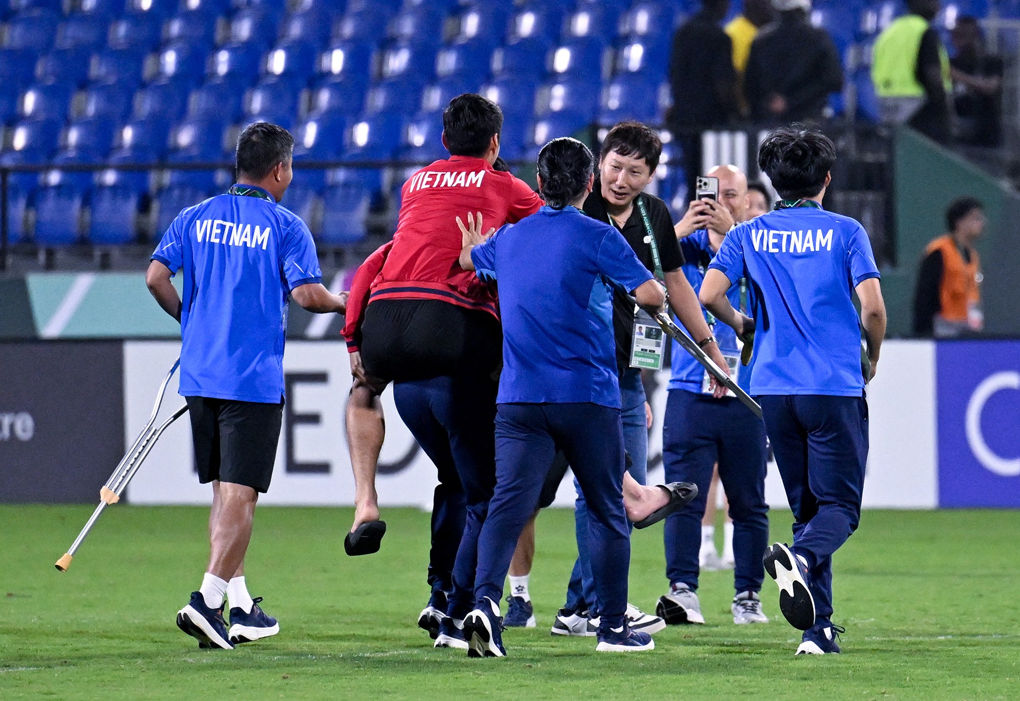 HLV Kim Sang Sik ân cần đỡ Hiểu Minh xuống để cùng hòa nhịp ăn mừng "chiến tích" hạ đẹp U23 Hàn Quốc, giành tấm huy chương đồng ở U23 châu Á 2026.