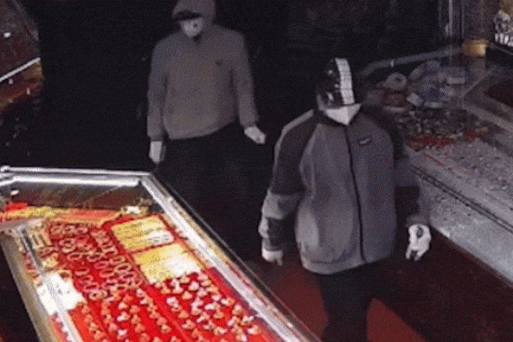 Hai người dùng dao, búa cướp tiệm vàng trong 30 giây ở Ninh Bình