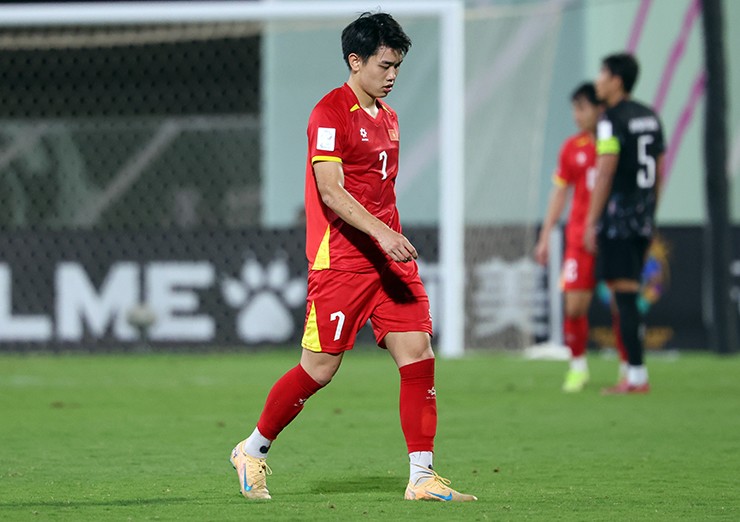 Đình Bắc nhận thẻ đỏ ở trận đấu giữa U23 Việt Nam và U23 Hàn Quốc.