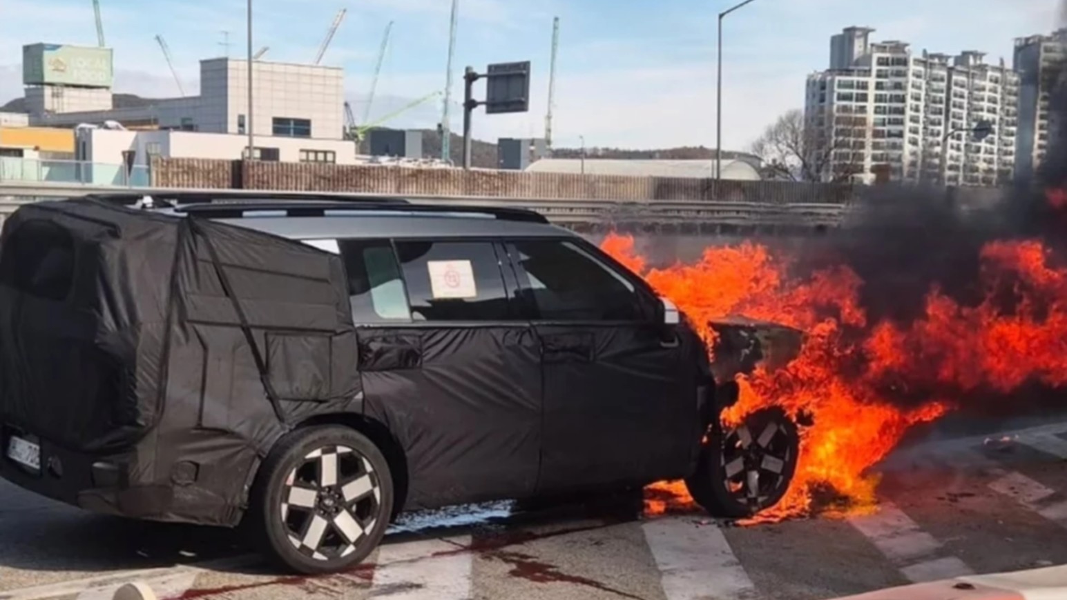 Hyundai SantaFe facelift vừa xảy ra sự cố cháy trong quá trình chạy thử tại Hàn Quốc.