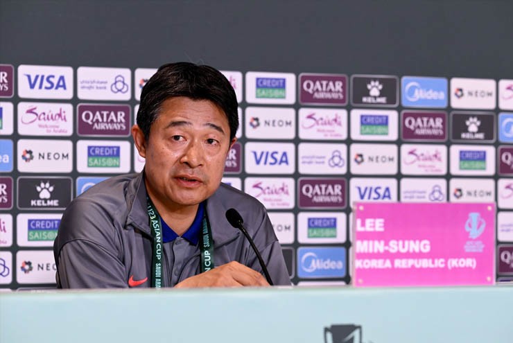 Họp báo U23 Việt Nam - U23 Hàn Quốc: Thầy Kim thông cảm cho thẻ đỏ của Đình Bắc, cảm ơn học trò - 2