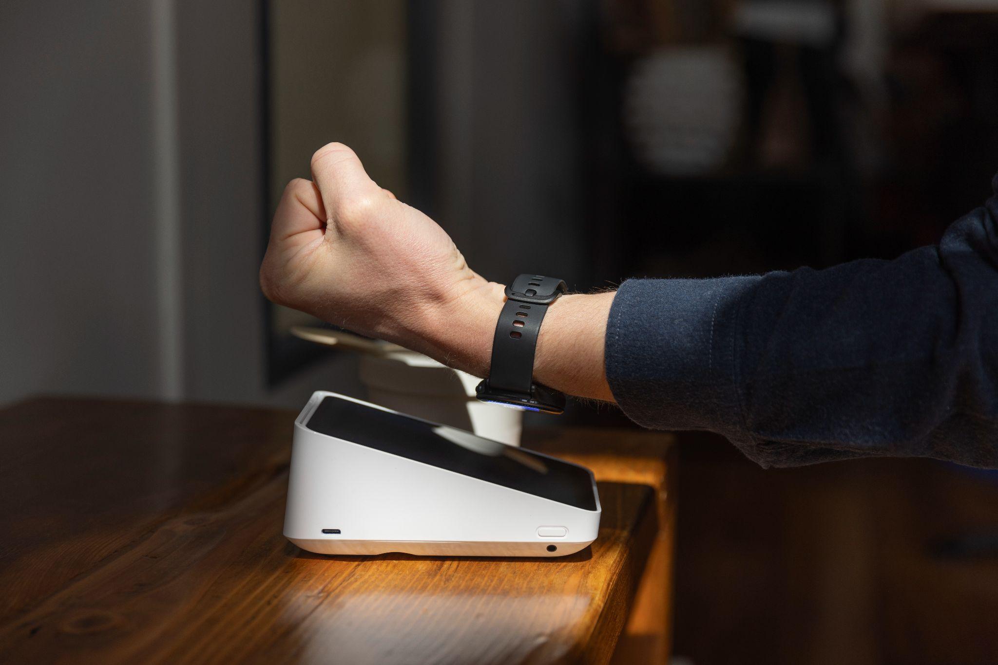 Thêm cách thanh toán bằng mã QR trên đồng hồ thông minh, không cần smartphone - 1