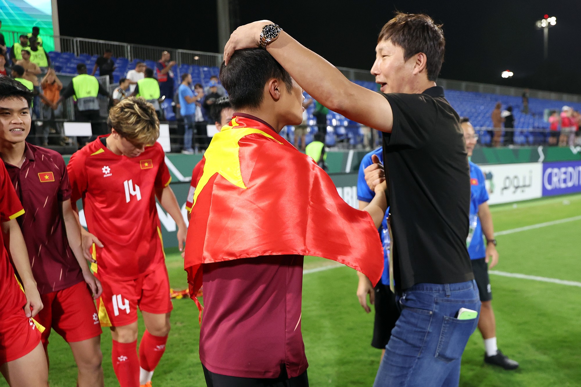 HLV Kim Sang Sik không quên cảm ơn các học trò với một trận đấu quả cảm trước U23 Hàn Quốc.