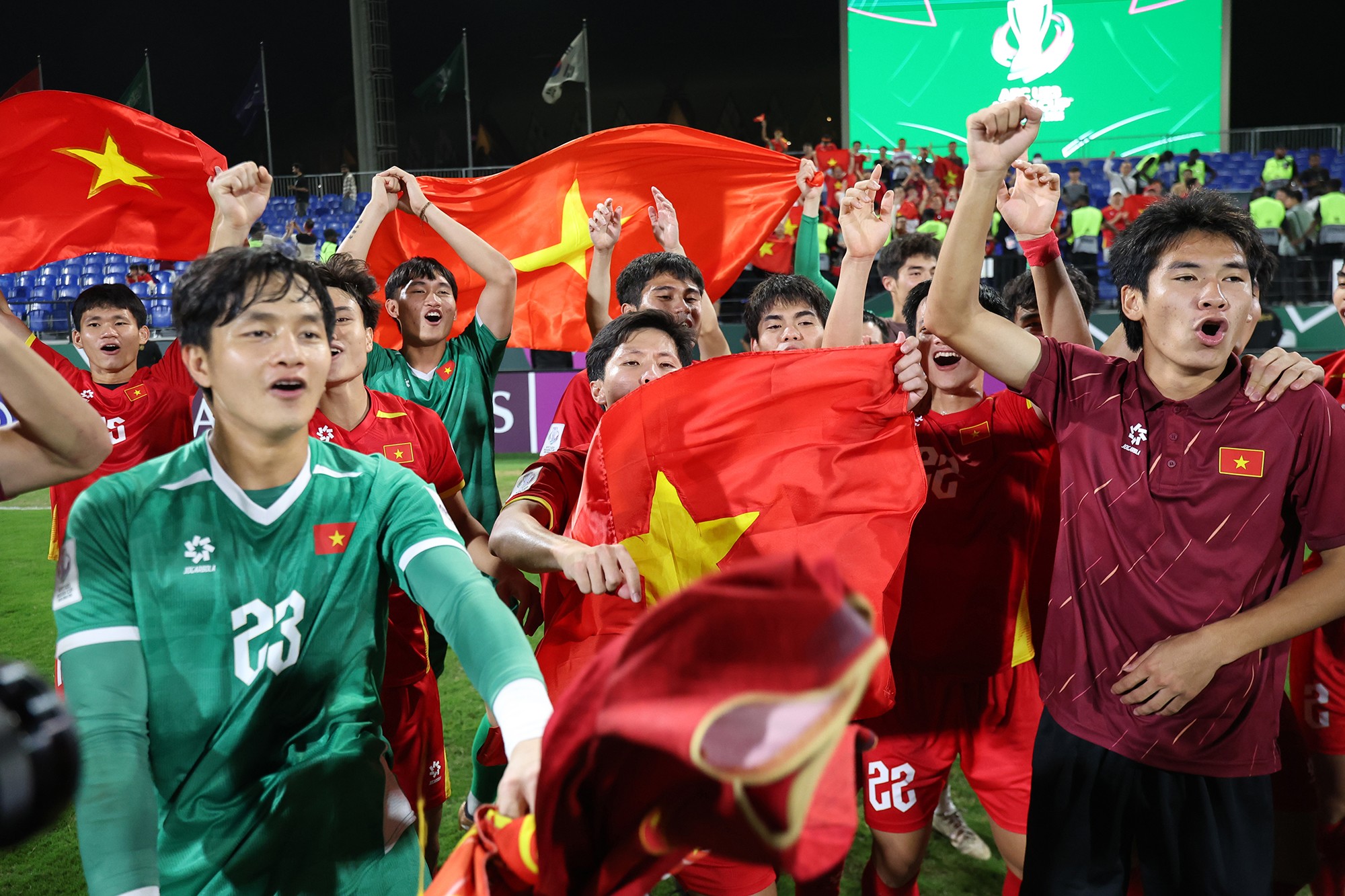 U23 Việt Nam ăn mừng cùng số ít cổ động viên Việt Nam trên khán đài.