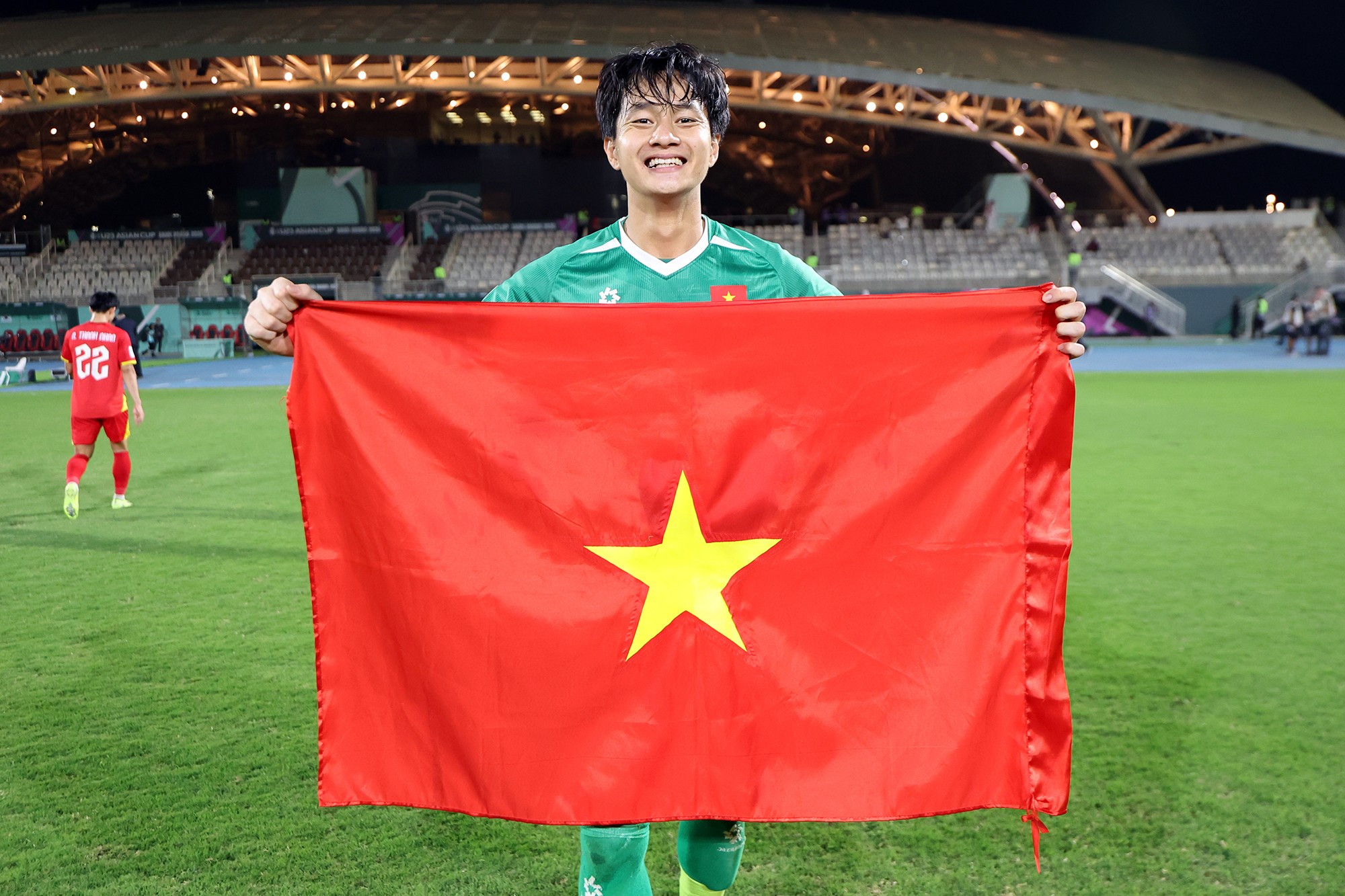 Cao Văn Bình tỏa sáng trong lần đầu được ban huấn luyện xếp đá chính thay Trung Kiên.