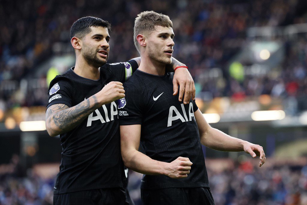 Van de Ven (phải) mở tỷ số cho Tottenham, và Romero (trái) sau đó giải cứu đội nhà khỏi thất bại