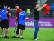 Xúc động hình ảnh Hiểu Minh chống nạng ăn mừng "chiến tích" của U23 Việt Nam