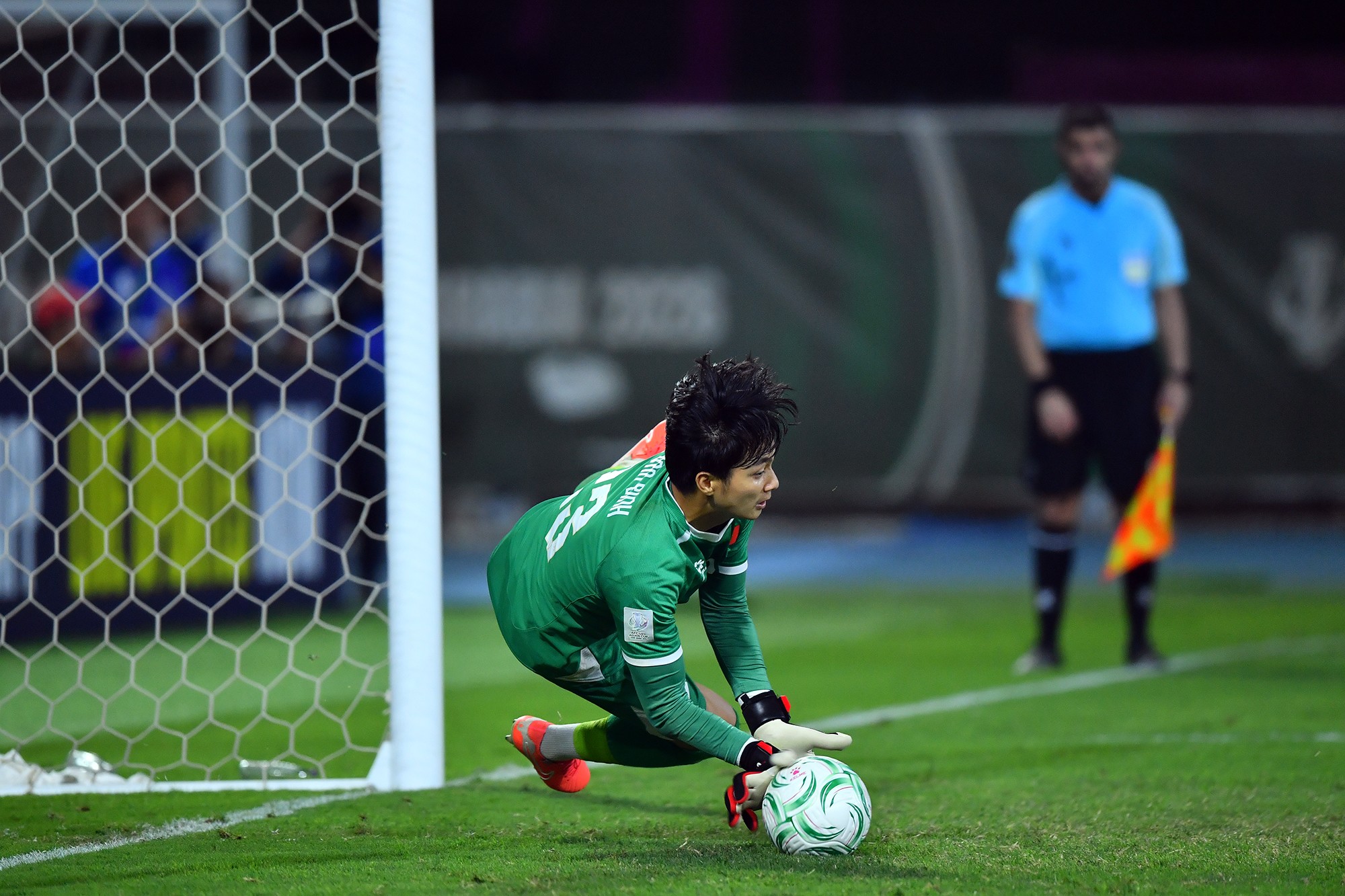 Ở loạt sút luân lưu cân não 11m trong trận đấu giữa U23 Việt Nam và U23 Hàn Quốc, thủ thành dự bị Cao Văn Bình đã sắm vai người hùng khi cản phá được cú sút của cầu thủ Hàn Quốc.