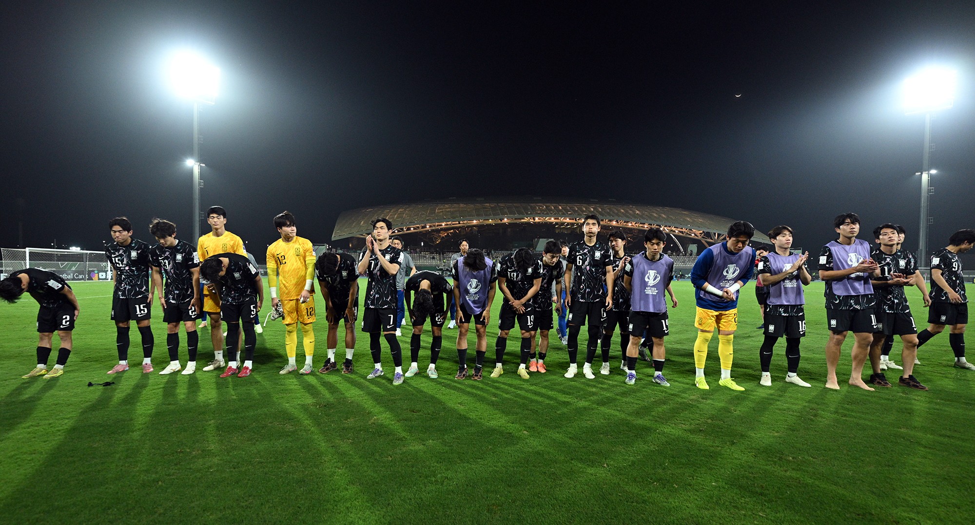 Trái ngược với niềm vui của U23 Việt Nam là nỗi buồn của các cầu thủ U23 Hàn Quốc. Thầy trò HLV Lee Min Sung được đánh giá cao hơn nhưng không thể đánh bại được U23 Việt Nam với chỉ 10 người trên sân.