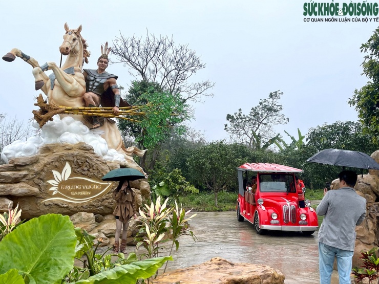 Những ngày gần đây, du khách trong và ngoài tỉnh tìm đến một khu du lịch sinh thái tại xã Cồn Tiên, tỉnh Quảng Trị để chiêm ngưỡng bức tượng Thánh Gióng cưỡi thiên mã đạp mây đẹp mắt và tham gia trải nghiệm các dịch vụ tại đây.