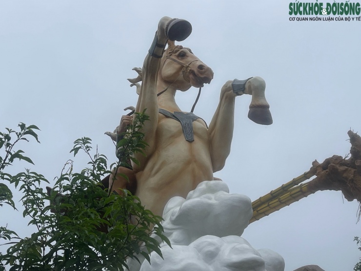Được biết, tượng Thánh Gióng cưỡi ngựa được chủ của khu du lịch sinh thái đặt làm từ nhiều tháng trước nhằm phục vụ du khách đúng dịp Tết Nguyên đán Bính Ngọ. Người thực hiện bức tượng này là nghệ nhân Trương Thiện Tâm (SN 1992), trú xã Triệu Bình, tỉnh Quảng Trị. Nghệ nhân Tâm cho biết, anh và cộng sự thực hiện tác phẩm tượng Thánh Gióng cưỡi ngựa trong thời gian hơn 3 tháng.