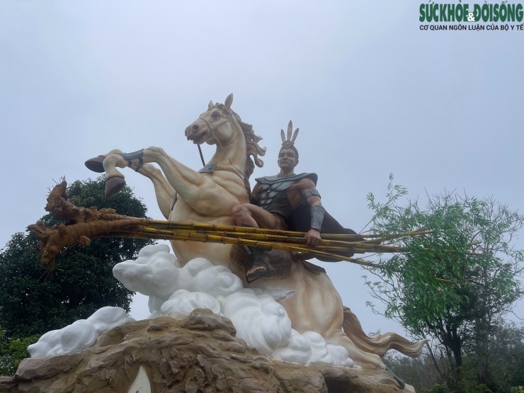 Người đặt hàng và tác giả đều muốn bức tượng đẹp và toát lên hồn khí, thần thái oai vệ của Thánh Gióng cũng như vẻ đẹp, sự mạnh mẽ của chú ngựa. Điều này khó khăn bởi vật liệu chủ yếu là bê tông, cốt thép. “Tượng có kích thước lớn, lại làm bằng bê tông cốt thép nên mỗi chi tiết đều phải tính toán chính xác để đảm bảo vừa đẹp vừa an toàn. Phần gương mặt Thánh Gióng và các đường gân cơ của ngựa đòi hỏi sự tỉ mỉ, chỉ cần lệch một chút là mất đi vẻ mạnh mẽ đặc trưng”, anh Tâm chia sẻ.