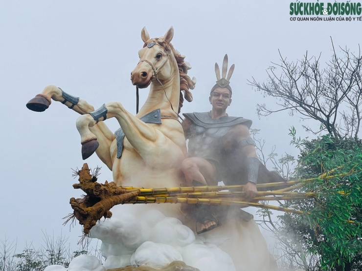 Mô hình siêu thực kết hợp với hệ thống phun khói khiến tượng thêm sinh động.