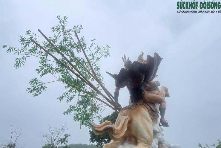 Phần bụi tre gắn với sự tích Thánh Gióng được các nghệ nhân khéo léo tạo hình từ nhiều loại thép khác nhau, giúp từng nhánh tre trông mềm mại, uyển chuyển và “có hồn” hơn.