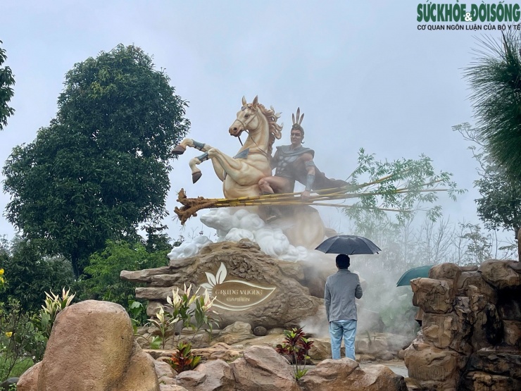 Tượng Thánh Gióng cưỡi ngựa thu hút sự chú ý của cộng đồng mạng. Nhiều người bày tỏ sự thích thú và khâm phục tài năng của các nghệ nhân. Những ngày qua, rất đông người dân tìm đến nơi đặt tượng để chiêm ngưỡng, chụp ảnh và đăng lên mạng xã hội.