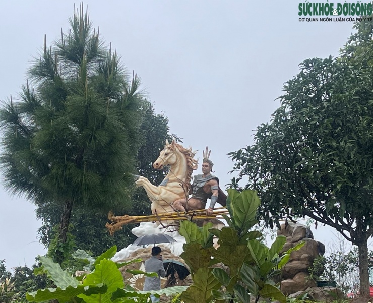 Bà Hoàng Hương, đại diện khu du lịch sinh thái chia sẻ, việc lấy cảm hứng từ truyền thuyết Thánh Gióng cho linh vật ngựa năm Bính Ngọ 2026 xuất phát từ tình yêu văn hóa dân tộc. Trong tâm thức người Việt, Thánh Gióng là biểu tượng về vị anh hùng dân tộc - từ một đứa trẻ vùng dậy, vươn vai trở thành tráng sĩ oai phong lẫm liệt.