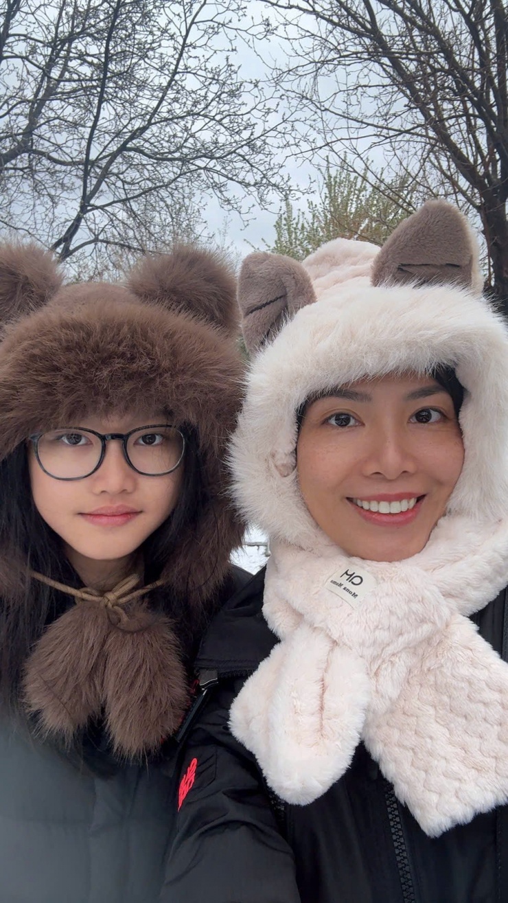 Người đẹp Ngân Hà bên con gái.