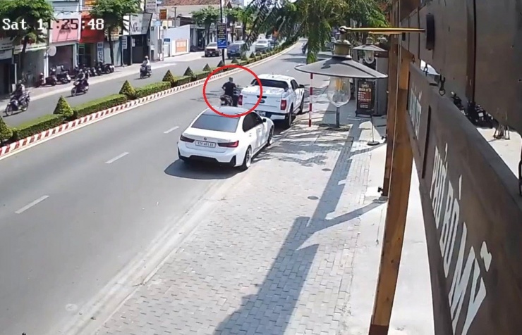 Người này dùng tay đập phá gương chiếu hậu ô tô đỗ bên đường