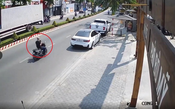 Người đàn ông đi xe máy, không đội nón bảo hiểm