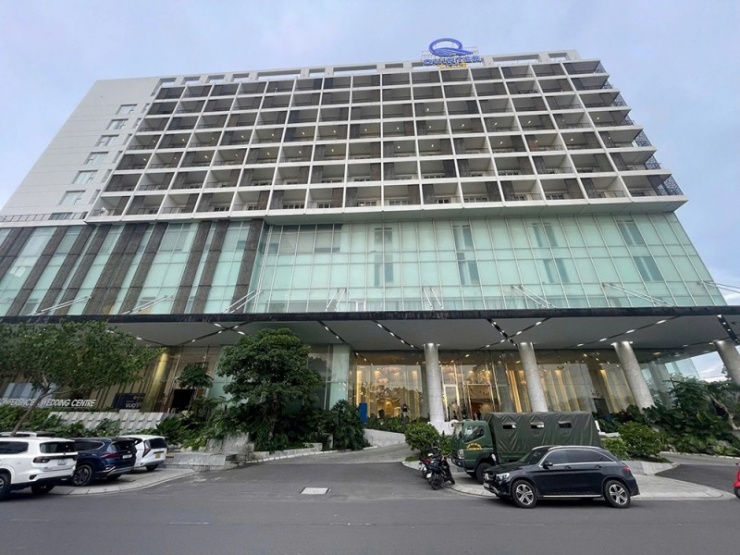 Thời điểm Cục Cảnh sát hình sự phối hợp với Công an tỉnh Khánh Hòa kiểm tra cơ sở massage Quinter, phường Nha Trang. Ảnh: H.L