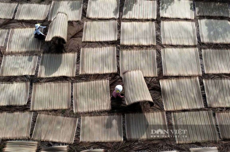 Chiếu uzu, chiếu cói là những nguyên liệu tạo nên những sản phẩm thủ công mỹ nghệ tinh xảo tại cơ sở của chị Thảo. Ảnh: Hồng Cẩm