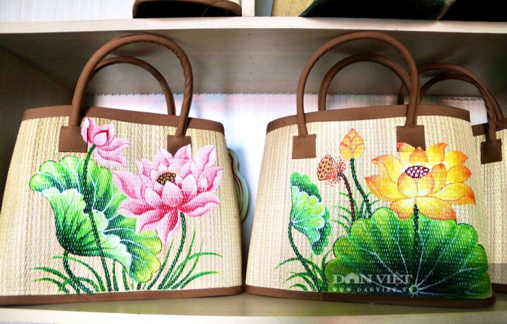 Bộ sưu tập Quốc hoa với hình ảnh hoa sen thanh cao từ chiếu uzu.&nbsp;Ảnh: Hồng Cẩm