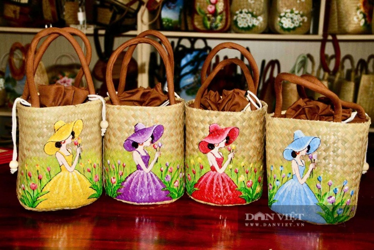 Một bộ sưu tập túi cốp từ cỏ bàng.&nbsp;Ảnh: Hồng Cẩm